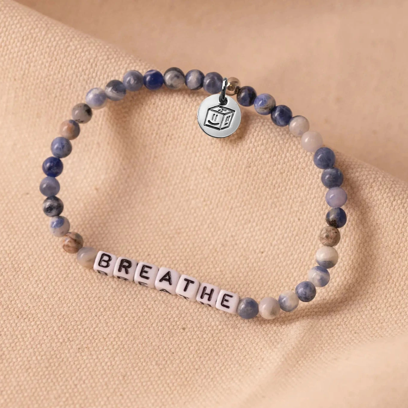 Blue Harmony – Pearl bracelet with desired text