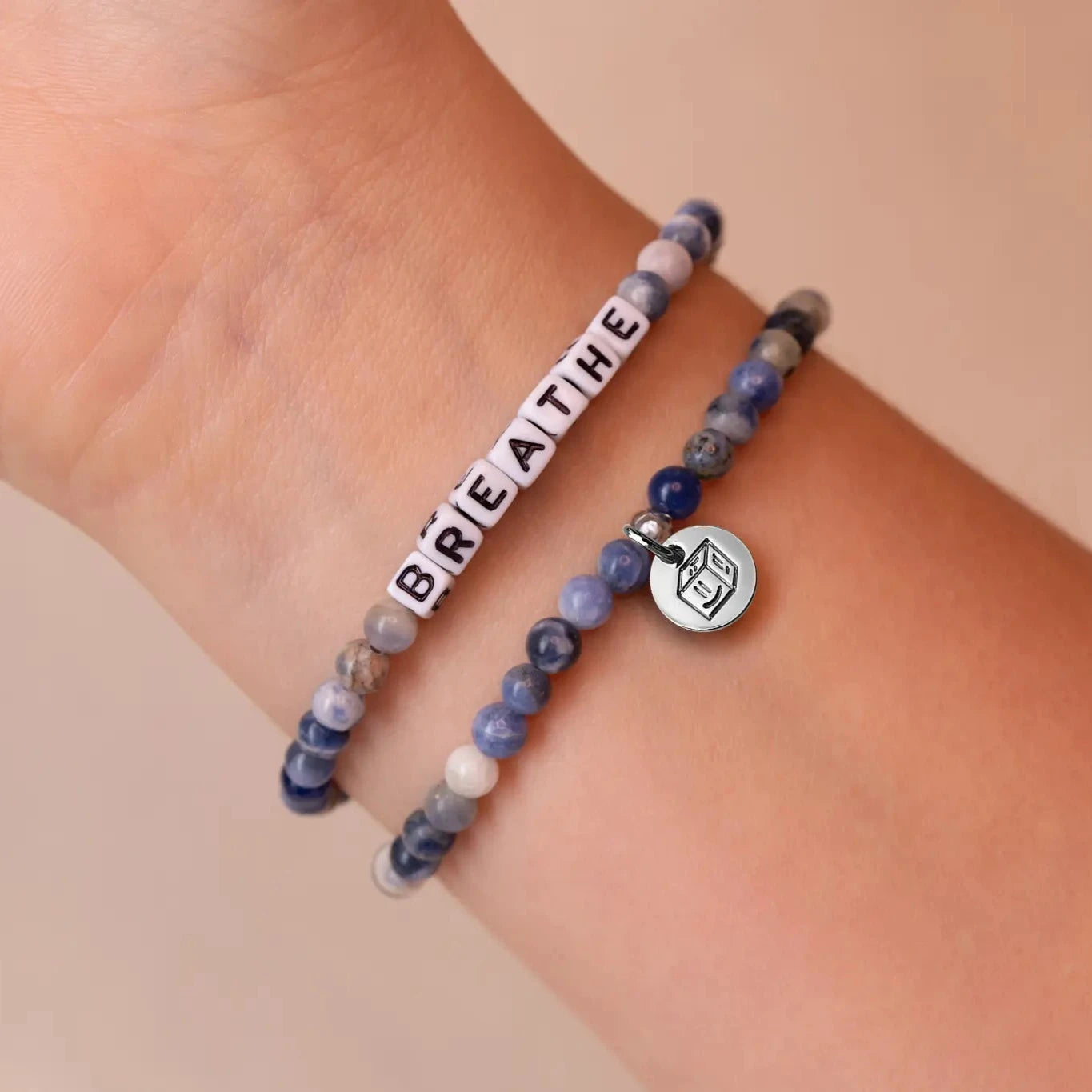 Blue Harmony – Pearl bracelet with desired text
