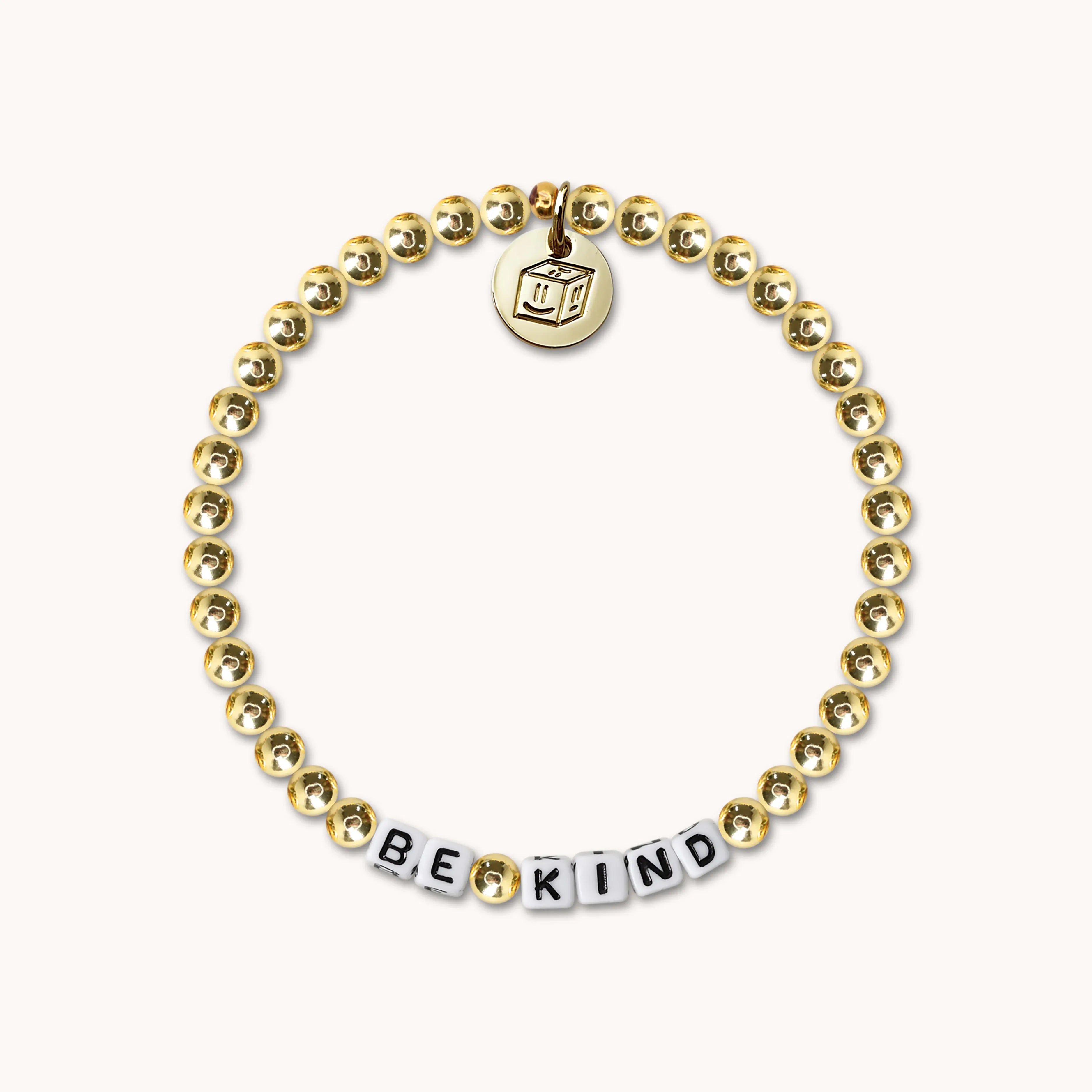 Be Kind Wortarmband mit Goldperlen